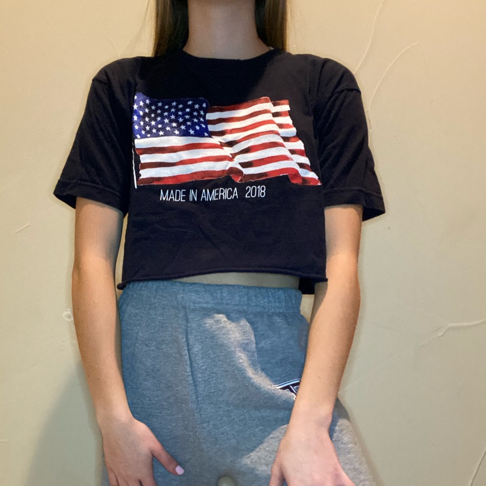 Cropped navy tee
